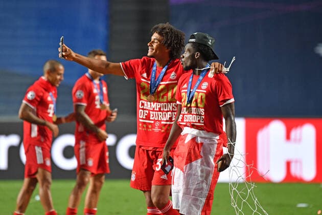 Fussball Champions League Finale Paris St. Germain - Bayern Muenchen 0-1 v.re:Alphonso DAVIES (Bayern Muenchen), Joshua ZIRKZEE (Bayern Muenchen) machen Selfies nach Siegerehrung, Fussball Champions League, Finale, Paris St. Germain (PSG)-FC Bayern Muenchen (M) 0-1 am 23.08.2020 im Estadio da Luz in Lissabon Portugal. FOTO: Frank Hoermann SVEN SIMON Pool NO use of any use photographs as image sequences and or quasi-video Editorial Use ONLY National and International News Agencies OUT Lissabon Estadio da Luz Portugal