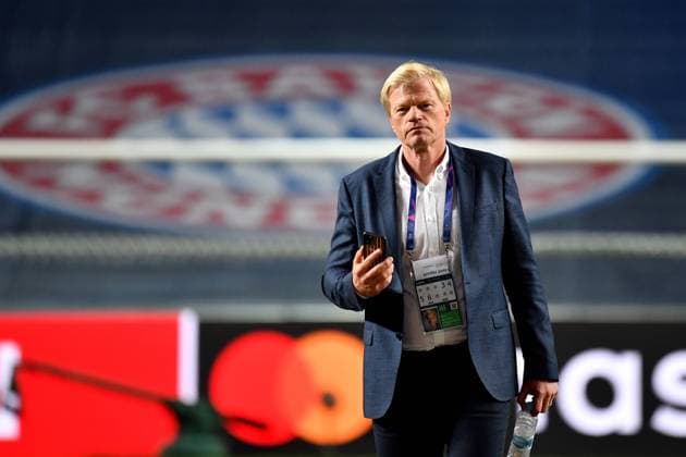 Fussball Champions League Finale Paris St. Germain - Bayern Muenchen 0-1 Oliver KAHN (designierter Vorstandsvorsitzender FCB) mit Smartphone auf dem Spielfeld. Fussball Champions League, Finale, Paris St. Germain (PSG)-FC Bayern Muenchen (M) 0-1 am 23.08.2020 im Estadio da Luz in Lissabon Portugal. FOTO: Frank Hoermann SVEN SIMON Pool NO use of any use photographs as image sequences and or quasi-video Editorial Use ONLY National and International News Agencies OUT Lissabon Estadio da Luz Portugal