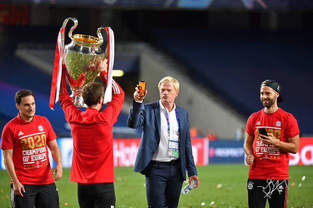 Fussball Champions League Finale Paris St. Germain - Bayern Muenchen 0-1 Oliver KAHN (designierter Vorstandsvorsitzender FCB) mit Smartphone auf dem Spielfeld-filmt einen Betreuer mit Cup,Pokal,Trophaee,trophy. Fussball Champions League, Finale, Paris St. Germain (PSG)-FC Bayern Muenchen (M) 0-1 am 23.08.2020 im Estadio da Luz in Lissabon Portugal. FOTO: Frank Hoermann SVEN SIMON Pool NO use of any use photographs as image sequences and or quasi-video Editorial Use ONLY National and International News Agencies OUT Lissabon Estadio da Luz Portugal