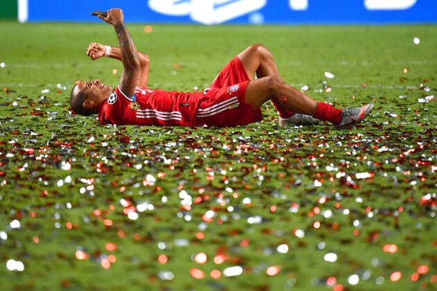 Fussball Champions League Finale Paris St. Germain - Bayern Muenchen 0-1 Thiago ALCANTARA (Bayern Muenchen) liegt ruecklings mit Smartphone auf dem Spielfeld nach Siegerehrung Fussball Champions League, Finale, Paris St. Germain (PSG)-FC Bayern Muenchen (M) 0-1 am 23.08.2020 im Estadio da Luz in Lissabon Portugal. FOTO: Frank Hoermann SVEN SIMON Pool NO use of any use photographs as image sequences and or quasi-video Editorial Use ONLY National and International News Agencies OUT Lissabon Estadio da Luz Portugal