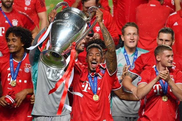 Fussball Champions League Finale Paris St. Germain - Bayern Muenchen 0-1 Jerome BOATENG (Bayern Muenchen) mit Cup,Pokal,Trophaee,trophy,Siegerung. Teamfoto,Team,Mannschaft,Mannschaftsfoto. Fussball Champions League, Finale, Paris St. Germain (PSG)-FC Bayern Muenchen (M) 0-1 am 23.08.2020 im Estadio da Luz in Lissabon Portugal. FOTO: Frank Hoermann SVEN SIMON Pool NO use of any use photographs as image sequences and or quasi-video Editorial Use ONLY National and International News Agencies OUT Lissabon Estadio da Luz Portugal