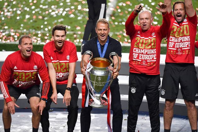 Fussball Champions League Finale Paris St. Germain - Bayern Muenchen 0-1 Hans Dieter Flick (Hansi ,Trainer Bayern Muenchen) und sein Trainerteam mit Cup,Pokal,Trophaee,trophy,Siegerung. v.li:Holger Broich,Danny Roehl,Hans Dieter Flick (Hansi ,Trainer Bayern Muenchen).Hermann GERLAND,Co Trainer Bayern Muenchen, Toni TAPALOVIC ,Torwarttrainer (FC Bayern Muenchen). Fussball Champions League, Finale, Paris St. Germain (PSG)-FC Bayern Muenchen (M) 0-1 am 23.08.2020 im Estadio da Luz in Lissabon Portugal. FOTO: Frank Hoermann SVEN SIMON Pool NO use of any use photographs as image sequences and or quasi-video Editorial Use ONLY National and International News Agencies OUT Lissabon Estadio da Luz Portugal