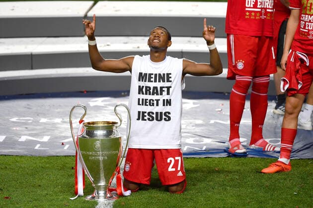 Fussball Champions League Finale Paris St. Germain - Bayern Muenchen 0-1 David ALABA (Bayern Muenchen) mit Cup,Pokal,Trophaee,trophy-traegt ein weisses Shirt m. MEINE KRAFT LIEGT IN JESUS; Siegerehrung, Fussball Champions League, Finale, Paris St. Germain (PSG)-FC Bayern Muenchen (M) 0-1 am 23.08.2020 im Estadio da Luz in Lissabon Portugal. FOTO: Frank Hoermann SVEN SIMON Pool NO use of any use photographs as image sequences and or quasi-video Editorial Use ONLY National and International News Agencies OUT Lissabon Estadio da Luz Portugal