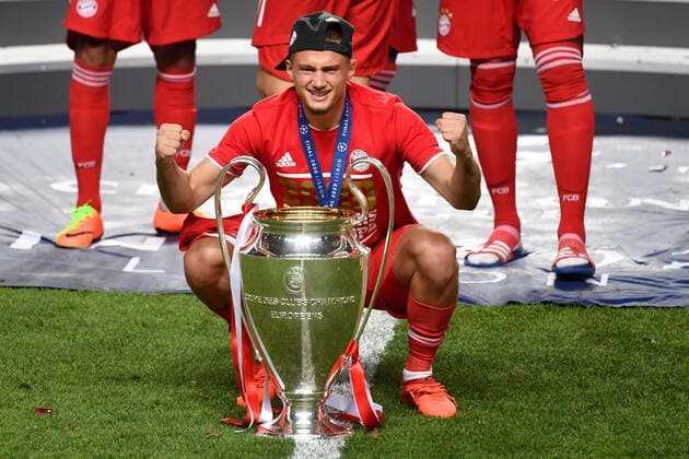 Fussball Champions League Finale Paris St. Germain - Bayern Muenchen 0-1 Michael CUISANCE (Bayern Muenchen) mit Cup,Pokal,Trophaee,trophy, Siegerehrung, Fussball Champions League, Finale, Paris St. Germain (PSG)-FC Bayern Muenchen (M) 0-1 am 23.08.2020 im Estadio da Luz in Lissabon Portugal. FOTO: Frank Hoermann SVEN SIMON Pool NO use of any use photographs as image sequences and or quasi-video Editorial Use ONLY National and International News Agencies OUT Lissabon Estadio da Luz Portugal