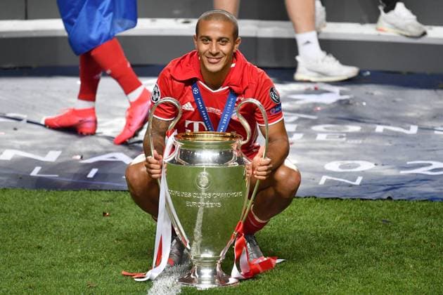 Fussball Champions League Finale Paris St. Germain - Bayern Muenchen 0-1 Thiago ALCANTARA (Bayern Muenchen) mit Cup,Pokal,Trophaee,trophy, Siegerehrung, Fussball Champions League, Finale, Paris St. Germain (PSG)-FC Bayern Muenchen (M) 0-1 am 23.08.2020 im Estadio da Luz in Lissabon Portugal. FOTO: Frank Hoermann SVEN SIMON Pool NO use of any use photographs as image sequences and or quasi-video Editorial Use ONLY National and International News Agencies OUT Lissabon Estadio da Luz Portugal