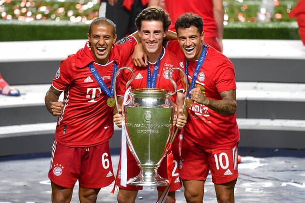 Fussball Champions League Finale Paris St. Germain - Bayern Muenchen 0-1 v.liLThiago ALCANTARA (Bayern Muenchen), Alvaro ODRIOZOLA (Bayern Muenchen), Philippe COUTINHO (Bayern Muenchen) mit Cup,Pokal,Trophaee,trophy, Siegerehrung, Fussball Champions League, Finale, Paris St. Germain (PSG)-FC Bayern Muenchen (M) 0-1 am 23.08.2020 im Estadio da Luz in Lissabon Portugal. FOTO: Frank Hoermann SVEN SIMON Pool NO use of any use photographs as image sequences and or quasi-video Editorial Use ONLY National and International News Agencies OUT Lissabon Estadio da Luz Portugal