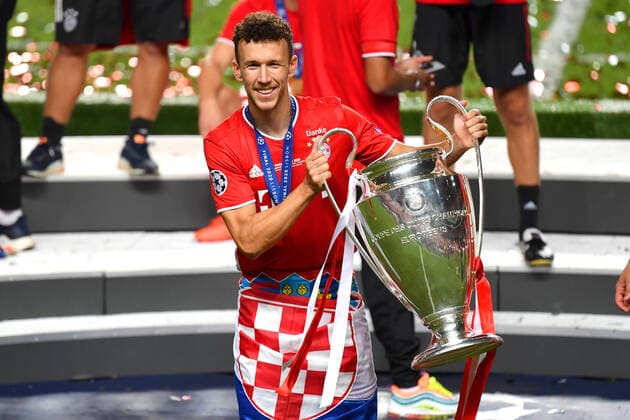 Fussball Champions League Finale Paris St. Germain - Bayern Muenchen 0-1 Ivan PERISIC (Bayern Muenchen) mit Cup,Pokal,Trophaee,trophy, Siegerehrung, Fussball Champions League, Finale, Paris St. Germain (PSG)-FC Bayern Muenchen (M) 0-1 am 23.08.2020 im Estadio da Luz in Lissabon Portugal. FOTO: Frank Hoermann SVEN SIMON Pool NO use of any use photographs as image sequences and or quasi-video Editorial Use ONLY National and International News Agencies OUT Lissabon Estadio da Luz Portugal
