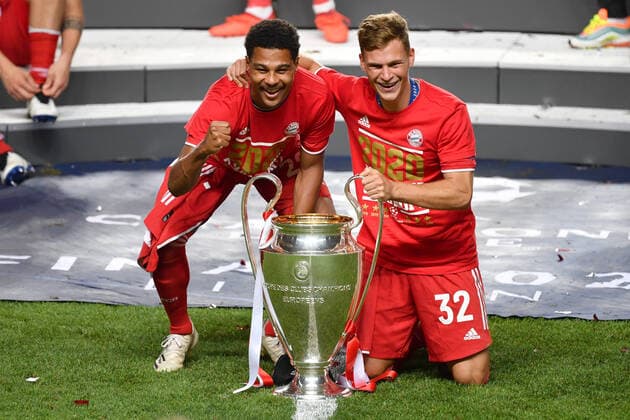 Fussball Champions League Finale Paris St. Germain - Bayern Muenchen 0-1 v.li:Serge GNABRY (FC Bayern Muenchen), Joshua KIMMICH (Bayern Muenchen) mit Cup,Pokal,Trophaee,trophy, Siegerehrung, Fussball Champions League, Finale, Paris St. Germain (PSG)-FC Bayern Muenchen (M) 0-1 am 23.08.2020 im Estadio da Luz in Lissabon Portugal. FOTO: Frank Hoermann SVEN SIMON Pool NO use of any use photographs as image sequences and or quasi-video Editorial Use ONLY National and International News Agencies OUT Lissabon Estadio da Luz Portugal