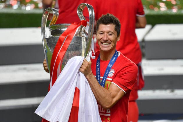 Sport Themen der Woche KW34 Fussball Champions League Finale Paris St. Germain - Bayern Muenchen 0-1 Robert LEWANDOWSKI (Bayern Muenchen) mit Cup,Pokal,Trophaee,trophy, Siegerehrung, Fussball Champions League, Finale, Paris St. Germain (PSG)-FC Bayern Muenchen (M) 0-1 am 23.08.2020 im Estadio da Luz in Lissabon Portugal. FOTO: Frank Hoermann SVEN SIMON Pool NO use of any use photographs as image sequences and or quasi-video Editorial Use ONLY National and International News Agencies OUT Lissabon Estadio da Luz Portugal