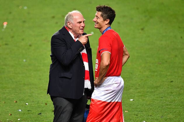 Sport Themen der Woche KW34 Fussball Champions League Finale Paris St. Germain - Bayern Muenchen 0-1 v.li:Uli HOENESS (Höness,Ehrenpraesident Bayern Muenchen) mit Robert LEWANDOWSKI (Bayern Muenchen) nach Siegerehrung, Fussball Champions League, Finale, Paris St. Germain (PSG)-FC Bayern Muenchen (M) 0-1 am 23.08.2020 im Estadio da Luz in Lissabon Portugal. FOTO: Frank Hoermann SVEN SIMON Pool NO use of any use photographs as image sequences and or quasi-video Editorial Use ONLY National and International News Agencies OUT Lissabon Estadio da Luz Portugal