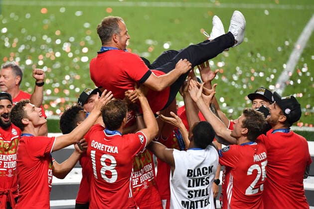 Fussball Champions League Finale Paris St. Germain - Bayern Muenchen 0-1 Spieler lassen Hans Dieter Flick (Hansi ,Trainer Bayern Muenchen) hochleben,werfen ihn hoch, Siegerehrung, Fussball Champions League, Finale, Paris St. Germain (PSG)-FC Bayern Muenchen (M) 0-1 am 23.08.2020 im Estadio da Luz in Lissabon Portugal. FOTO: Frank Hoermann SVEN SIMON Pool NO use of any use photographs as image sequences and or quasi-video Editorial Use ONLY National and International News Agencies OUT Lissabon Estadio da Luz Portugal