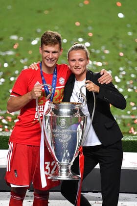Fussball Champions League Finale Paris St. Germain - Bayern Muenchen 0-1 Joshua KIMMICH (Bayern Muenchen) und Kathleen KRUEGER (Teammanagerin FCB) mit Cup,Pokal,Trophaee,trophy, Siegerehrung, Fussball Champions League, Finale, Paris St. Germain (PSG)-FC Bayern Muenchen (M) 0-1 am 23.08.2020 im Estadio da Luz in Lissabon Portugal. FOTO: Frank Hoermann SVEN SIMON Pool NO use of any use photographs as image sequences and or quasi-video Editorial Use ONLY National and International News Agencies OUT Lissabon Estadio da Luz Portugal