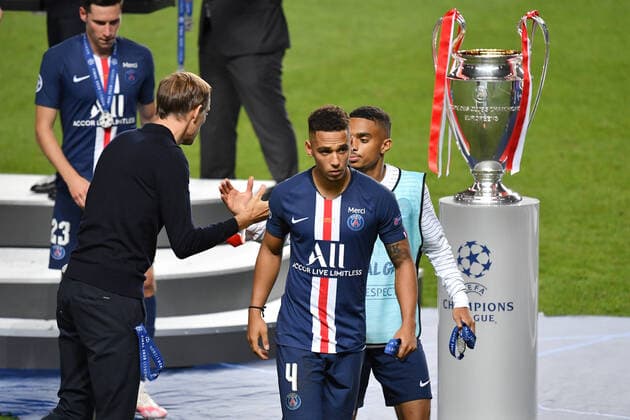 Fussball Champions League Finale Paris St. Germain - Bayern Muenchen 0-1 v.li:Thomas TUCHEL (Trainer PSG),Jan Thilo KEHRER (PSG), Enttaeuschung,Frust, enttaeuscht,frustriert,niedergeschlagen, geht am Cup,Pokal,Trophaee,trophy vorbei, Siegerehrung. Fussball Champions League, Finale, Paris St. Germain (PSG)-FC Bayern Muenchen (M) 0-1 am 23.08.2020 im Estadio da Luz in Lissabon Portugal. FOTO: Frank Hoermann SVEN SIMON Pool NO use of any use photographs as image sequences and or quasi-video Editorial Use ONLY National and International News Agencies OUT Lissabon Estadio da Luz Portugal *** Soccer Champions League Final Paris St Germain Bayern Muenchen 0 1 from left Thomas TUCHEL Trainer PSG, Jan Thilo KEHRER PSG, disappointment, frustration, disappointed, frustrated, depressed, passes the Cup, Cup, Trophaee, trophy, award ceremony Soccer Champions League, Final, Paris St Germain PSG FC Bayern Muenchen M 0 1 on 23 08 2020 at Estadio da Luz in Lisbon Portugal PHOTO Frank Hoermann SVEN SIMON Pool NO use of any use photographs as image sequences and or quasi video Editorial Use ONLY National and International News Agencies OUT Lisbon Estadio da Luz Portugal Poolfoto SVEN SIMON Frank Hoermann Pool ,EDITORIAL USE ONLY