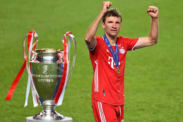 Fussball Champions League Finale Paris St. Germain - Bayern Muenchen 0-1 Thomas MUELLER (MÜLLER,Bayern Muenchen) mit Cup,Pokal,Trophaee,trophy vor Siegehrung, Siegerehrung. Fussball Champions League, Finale, Paris St. Germain (PSG)-FC Bayern Muenchen (M) 0-1 am 23.08.2020 im Estadio da Luz in Lissabon Portugal. FOTO: Frank Hoermann SVEN SIMON Pool NO use of any use photographs as image sequences and or quasi-video Editorial Use ONLY National and International News Agencies OUT Lissabon Estadio da Luz Portugal