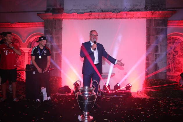 Interner Abend Bankett nach Champions League Finale Paris St. Germain - Bayern Muenchen 0-1 Karl Heinz RUMMENIGGE, (Vorstandsvorsitzender) bei seiner Rede,steht hinter dem Cup,Pokal,Trophaee,trophy auf dem Podium. Interner Abend,Siegesfeier,Bankett nach Fussball Champions League, Finale,Paris St. Germain (PSG)-FC Bayern Muenchen (M) 0-1 , am 23.08.2020 im Estadio da Luz in Lissabon Portugal. FOTO: Marco Donato FC Bayern Muenchen Pool via Sven Simon NO use of any use photographs as image sequences and or quasi-video Editorial Use ONLY National and International News Agencies OUT Lissabon Estadio da Luz Portugal
