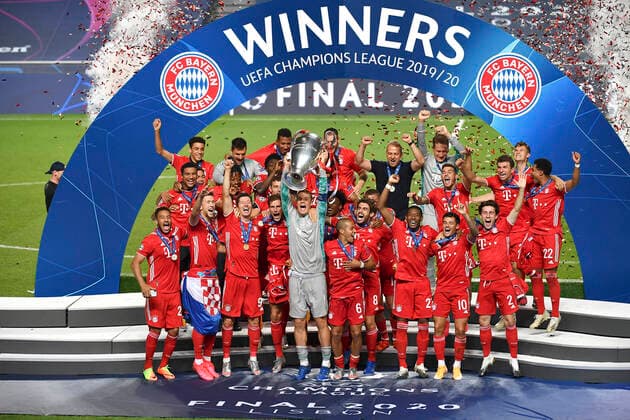 Fussball CHL FINALE 19 20 in Lissabon: Paris Saint Germain - FC Bayern Muenchen FUSSBALL FINALTURNIER LISSABON CHAMPIONS LEAGUE SAISON 2019 2020 FINALE 23.08.2020 Paris Saint Germain - FC Bayern Muenchen SCHLUSSJUBEL, TEAMJUBEL FC Bayern Muenchen; Corentin Tolisso, Ivan Perisic, Robert Lewandowski, Leon Goretzka, Torwart Manuel Neuer mit CHL Pokal, Thiago Alcantara, Javi Martinez, David Alaba, Philippe Coutinho, Alvaro Odriozola (vorn v.li.) Malik Tillman, Bright Arrey Mbi, Alphonso Davies, Benjamin Pavard, Kingsley Coman, Lucas Hernandez, Thomas Mueller, Serge Gnabry (Mitte v.li.) Jamal Musiala, Torwart Sven Ulreich, Jerome Boateng, Niklas Suele, Trainer Hansi Flick, Torwart Ron-Torben Hoffmann und Joshua Kimmich (hinten v.li.) FOTO: ULMER Pressebildagentur Pool Frank Hoermann SVEN SIMON xxNOxMODELxRELEASExx Dortmund Estadio da Luz Baden-Wuerttemberg Deutschland