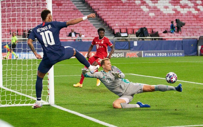 Fussball Champions League Finale Paris St. Germain - Bayern Muenchen 0:1 Torchance NEYMAR l. (PSG) gegen Torwart Manuel NEUER (M), Aktion, Zweikampf, Parade Fussball Champions League, Finale, Paris St. Germain (PSG) - FC Bayern Muenchen (M). 0:1, am 23.08.2020 im Estadio da Luz in Lissabon Portugal. FOTO: Peter Schatz Pool via Fotoagentur SVEN SIMON. Ã‚ NO use of any use photographs as image sequences and or quasi-video Editorial Use ONLY National and International News Agencies OUT Lissabon Estadio da Luz Portugal