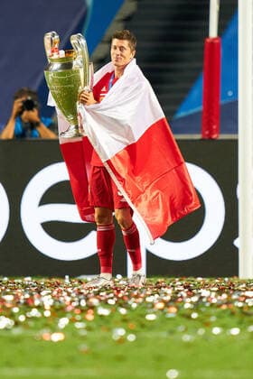 Fussball Champions League Finale Paris St. Germain - Bayern Muenchen 0:1 Robert LEWANDOWSKI (M) mit Pokal und polnischer Flagge, Jubel, jubeln, Freude, cheers, Fussball Champions League, Finale, Paris St. Germain (PSG) - FC Bayern Muenchen (M). 0:1, am 23.08.2020 im Estadio da Luz in Lissabon Portugal. FOTO: Peter Schatz Pool via Fotoagentur SVEN SIMON. Ã‚ NO use of any use photographs as image sequences and or quasi-video Editorial Use ONLY National and International News Agencies OUT Lissabon Estadio da Luz Portugal