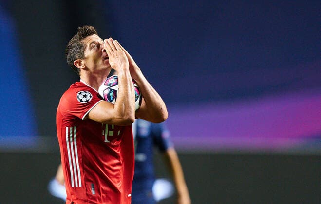 Final Football UEFA Champions League FC BAYERN MUENCHEN - PARIS SAINT GERMAIN (PSG) 1-0 Lisbon, Lissabon, Portugal, 23rd August 2020. Robert LEWANDOWSKI, FCB 9 pray with ball in the final match UEFA Champions League, final tournament FC BAYERN MUENCHEN - PARIS ST. GERMAIN (PSG) 1-0 in season 2019 2020, FCB, Photographer: Peter Schatz Pool - UEFA REGULATIONS PROHIBIT ANY USE OF PHOTOGRAPHS as IMAGE SEQUENCES and or QUASI-VIDEO - National and international News-Agencies OUT Editorial Use ONLY Lisbon Estadio da Luz de Benfica Portugal