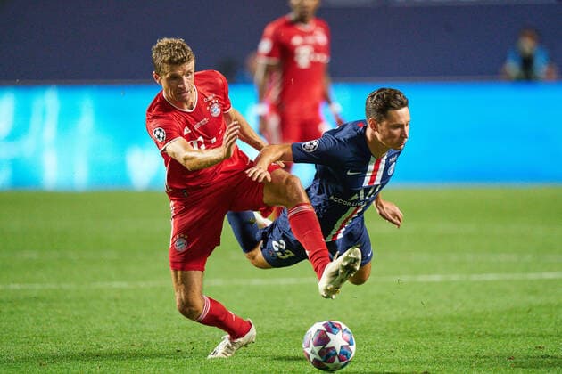 Final Football UEFA Champions League FC BAYERN MUENCHEN - PARIS SAINT GERMAIN (PSG) 1-0 Lisbon, Lissabon, Portugal, 23rd August 2020. Thomas MUELLER, MÜLLER, FCB 25 compete for the ball, tackling, duel, header, zweikampf, action, fight against Julian DRAXLER, PSG 23 in the final match UEFA Champions League, final tournament FC BAYERN MUENCHEN - PARIS ST. GERMAIN (PSG) 1-0 in season 2019 2020, FCB, Photographer: Peter Schatz Pool - UEFA REGULATIONS PROHIBIT ANY USE OF PHOTOGRAPHS as IMAGE SEQUENCES and or QUASI-VIDEO - National and international News-Agencies OUT Editorial Use ONLY Lisbon Estadio da Luz de Benfica Portugal