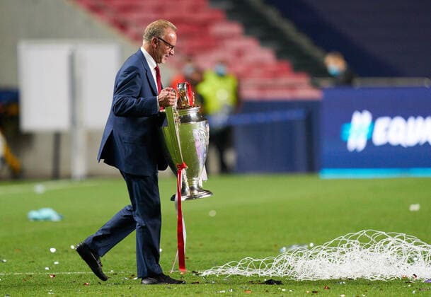 Final Football UEFA Champions League FC BAYERN MUENCHEN - PARIS SAINT GERMAIN (PSG) 1-0 Lisbon, Lissabon, Portugal, 23rd August 2020. Karl-Heinz RUMMENIGGE (CEO, Vorstandsvorsitzender FCB AG) with trophy team FCB win the trophy in the final match UEFA Champions League, final tournament FC BAYERN MUENCHEN - PARIS ST. GERMAIN (PSG) 1-0 in season 2019 2020, FCB, Photographer: Peter Schatz Pool - UEFA REGULATIONS PROHIBIT ANY USE OF PHOTOGRAPHS as IMAGE SEQUENCES and or QUASI-VIDEO - National and international News-Agencies OUT Editorial Use ONLY Lisbon Estadio da Luz de Benfica Portugal