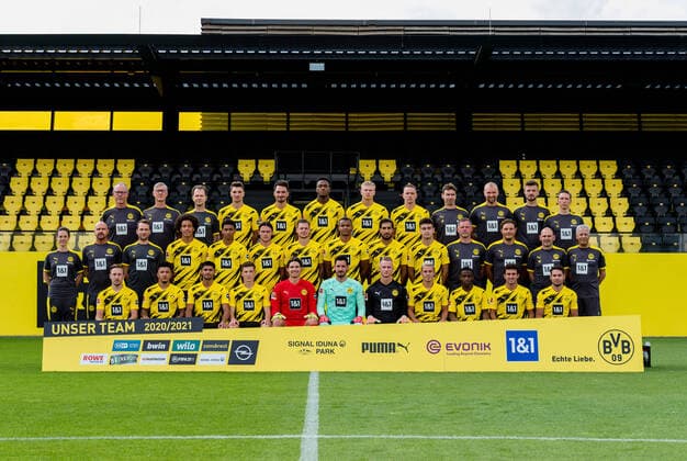 Offizieller Fototermin Borussia Dortmund 2020 Borussia Dortmund; 1.BL, Porträttermin 2020 2021, Mannschaftsfoto, o.v.li. Zeugwart Frank Graefen (BVB), Physiotherapeut Olaf Wehmer (BVB), Vereinsarzt Dr. Markus Braun (BVB), Thomas Meunier (BVB), Mats Hummels (BVB), Dan-Axel Zagadou (BVB), Erling Haaland (BVB) , Marius Wolf (BVB), Reha-Trainer Johannes Wieber (BVB), Athletik Trainer und Sportwissenschaftler Mathias Kolodziej (BVB), Physiotherapeut Dennis Morschel (BVB), Athletik Trainer Florian Wangler (BVB), m.v.li. Physiotherapeutin Swantje Thomssen (BVB), Physiotherapeut Thomas Zetzmann (BVB), Physiotherapeut Thorben Voeste (BVB), Axel Witsel (BVB) Jude Bellingham (BVB), Nico Schulz (BVB), Lukasz Piszczek (BVB) , Manuel Akanji (BVB), Emre Can (BVB), Giovanni Reyna (BVB), Torwarttrainer Matthias Kleinsteiber (BVB), Co-Trainer Edin Terzic (BVB), Co-Trainer Manfred Stefes (BVB), Trainer Lucien Favre (BVB) u.v.li. Felix Passlack (BVB), Jadon Sancho (BVB), Mahmoud, Mo, Dahoud (BVB), Tobias Raschl (BVB), Torwart Marwin Hitz (BVB), Torwart Roman Buerki (BVB), Torwart Luca Unbehaun (BVB), Thorgan Hazard (BVB) , Youssoufa Moukoko (BVB), Mateu Morey (BVB), Raphael Guerreiro (BVB) Foto: Simoes BVB via TEAM2sportphoto Dortmund Nordrhein-Westfalen Deutschland