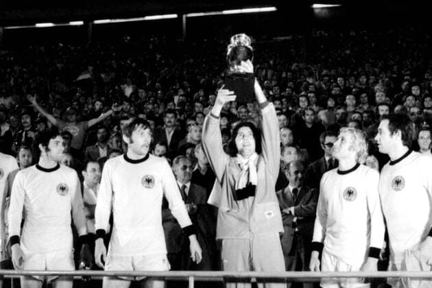 NEHODA Zdenik, DOBIAS Karol mit Pokal und PIVARNIK JanTeam CSSR Europameister Jubel nach dem Sieg bei der Siegerehrung UEFA Fussball Europameisterschaften 1976 in Jugoslawien EM Finale 1976 Tschechoslowakei - Deutschland 5 : 3 am 20.Juni 1976 in Belgrad