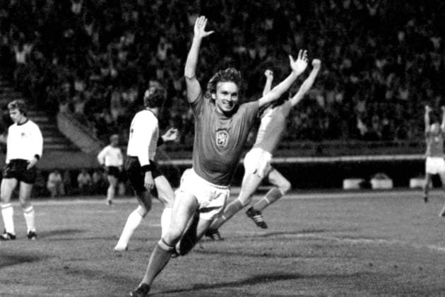 SVEHLIK Jan Team CSSR Europameister jubelt nach seinem Tor zum 1 : 0 UEFA Fussball Europameisterschaften 1976 in Jugoslawien EM Finale 1976 Tschechoslowakei - Deutschland 5 : 3 am 20.Juni 1976 in Belgrad