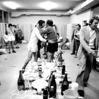 VIKTOR Ivo Torwart Team CSSR Europameister jubelt nach dem Sieg in der Kabine mit Kapitaen ONDRUS Anton UEFA Fussball Europameisterschaften 1976 in Jugoslawien EM Finale 1976 Tschechoslowakei - Deutschland 5 : 3 am 20.Juni 1976 in Belgrad