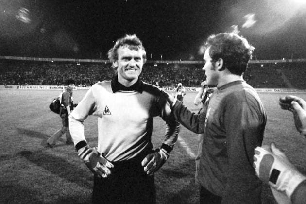 MAIER Sepp Torwart Team Deutschland vor dem 11m schiessen mit Torwart VIKTOR Ivo UEFA Fussball Europameisterschaften 1976 in Jugoslawien EM Finale 1976 Tschechoslowakei - Deutschland 5 : 3 am 20.Juni 1976 in Belgrad