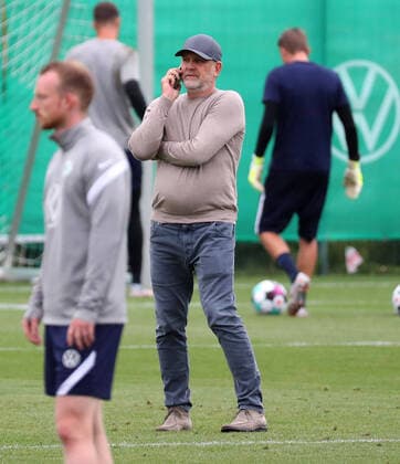 VfL Training Wolfsburg, 25.08.2020, FUßBALL - VfL Wolfsburg, Training, 1. Bundesliga, Saison 2020 21. Bild zeigt: Geschäftsführer Jörg Schmadtke (VfL Wolfsburg) Wolfsburg *** VfL Training Wolfsburg, 25 08 2020, FUSSBALL VfL Wolfsburg, Training, 1 Bundesliga, Season 2020 21 Picture shows Managing Director Sport Jörg Schmadtke VfL Wolfsburg Wolfsburg