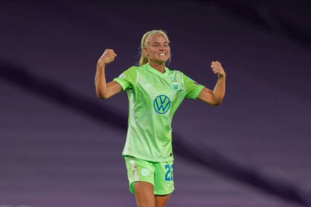 Bilder des Jahres 2020, Sport 08 August Sport Themen der Woche KW35 Sport Bilder des Tages SAN SEBASTIAN, SPAIN, AUG 25: Pernille Harder ( 22 Wolfsburg) and Svenja Huth ( 10 Wolfsburg) celebrate their victory and entry into the Final during the UEFA Women?s Champions League football match (Semifinal) between VfL Wolfsburg and FC Barcelona, Barca . Daniela Porcelli SPP VfL Wolfsburg v FC Barcelona 