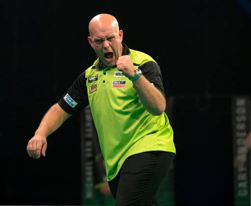 Bilder des Jahres 2020, Sport 08 August Sport Themen der Woche KW35 Sport Bilder des Tages 25th August 2020, Marshall Arena, Milton Keynes, Bucks, England; PDC Unibet Premier League Darts, night 7; MICHAEL VAN GERWEN verus ROB CROSS MICHAEL VAN GERWEN celebrates closing out his game  ActionPlus12230739 LAWRENCExLUSTIG