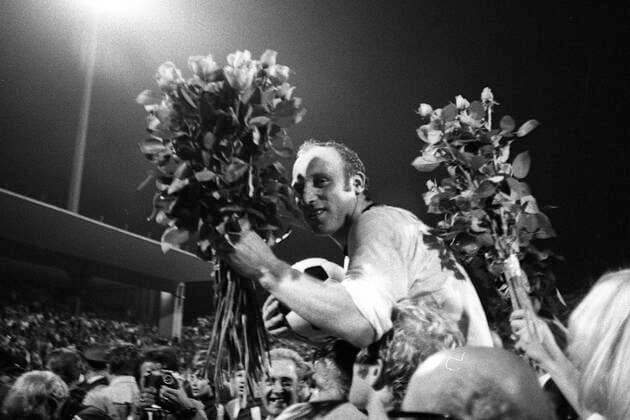 Uwe Seeler, 85. Geburtstag am 5. November Uwe SEELER wird nach seinem letzten Laenderspiel mit einem Blumenstrauss verabschiedet, seine Mitspieler tragen ihn auf ihren Schultern, Fussball-Laenderspiel (Deutschland - Ungarn 3:1 in Nuernberg am 09.09.1970, Â *** Uwe SEELER is bid farewell after his last international match with a bouquet of flowers, his team mates carry him on their shoulders, Fussball Laenderspiel Deutschland Ungarn 3 1 in Nuremberg on 09 09 1970, Â