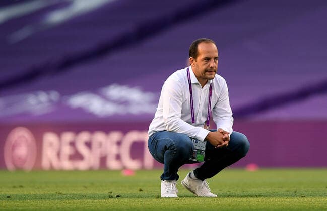 FOOTBALL : Ligue des champions feminine - 1 2 Finale - VfL Wolfsburg v FC Barcelone - 25 08 2020 SAN SEBASTIAN, SPAIN - AUGUST 25: Lluis Cortes, Manager of FC Barcelona, Barca looks on during the warm up prior to the UEFA Women s Champions League Semi Final between VfL Wolfsburg and FC Barcelona at Estadio Anoeta on August 25, 2020 in San Sebastian, Spain. SAN SEBASTIAN Estadio Anoeta Spain