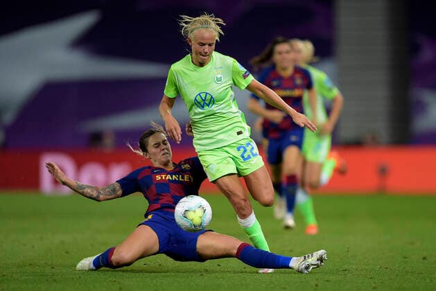 FOOTBALL : Ligue des champions feminine - 1 2 Finale - VfL Wolfsburg v FC Barcelone - 25 08 2020 SAN SEBASTIAN, SPAIN - AUGUST 25: Pernille Harder of Vfl Wolfsburg is fouled by Maria Leon of FC Barcelona, Barca during the UEFA Women s Champions League Semi Final between VfL Wolfsburg and FC Barcelona at Estadio Anoeta on August 25, 2020 in San Sebastian, Spain. SAN SEBASTIAN Estadio Anoeta Spain