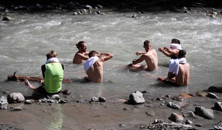 Bilder des Jahres 2020, Sport 08 August Sport Themen der Woche KW35 Sport Bilder des Tages 26.08.20 VfB Stuttgart Trainingslager Kitzbühel Österreich, Kitzbühel, 26.08.2020, Fussball, Bundesliga, Saison 2020 2021, VfB Stuttgart Trainingslager Kitzbühel: Spieler im Eisbach. *** 26 08 20 VfB Stuttgart Training Camp Kitzbühel Austria, Kitzbühel, 26 08 2020, Football, Bundesliga, Season 2020 2021, VfB Stuttgart Training Camp Kitzbühel Players in Eisbach