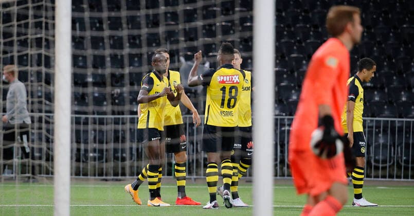 Foto Manuel Geisser 26.08.2020 Bern : Wankdorf Stadion Bern Saison 2020 2021 Herren Fussball Champions League 2. Qualifikations Runde BSC Young Boys Bern - Kl Klaksvik Torjubel Nicolas Moumi Ngamaleu - Jean Pierre Nsame (Young Boys)
