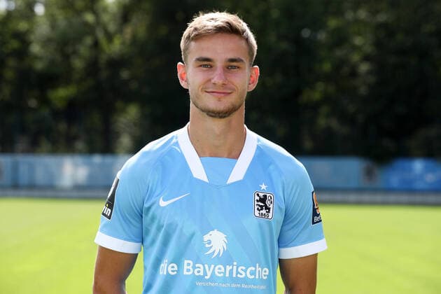 25.08.2020, Fussball 3. Bundesliga, TSV 1860 München Portraitfotos 25.08.2020, Fussball 3. Bundesliga 2020 2021, TSV 1860 München, Porträttermin an der Grünwalderstrasse. Niklas Lang (TSV 1860 München). München Deutschland