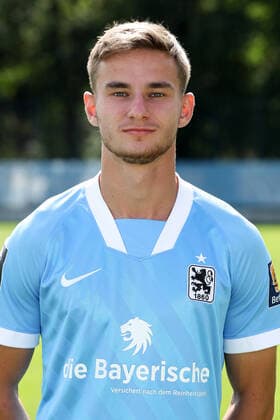 25.08.2020, Fussball 3. Bundesliga, TSV 1860 München Portraitfotos 25.08.2020, Fussball 3. Bundesliga 2020 2021, TSV 1860 München, Porträttermin an der Grünwalderstrasse. Niklas Lang (TSV 1860 München). München Deutschland