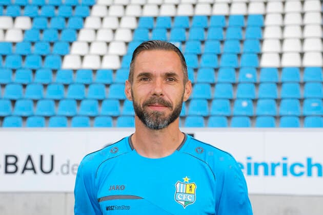 CFC Mannschaftsfoto 27.08.2020 Chemnitz, Stadion an der Gellertstrasse, Fussball , Regionalliga Nordost, CFC Mannschaftsfoto der Saison 2020 2021 Co- Trainer Christian Tiffert . Chemnitz Sachsen BRD
