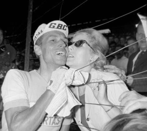 THE MOST AGRESSIVE CYCLIST AT TOUR DE FRANCE CYCLING RACE - RIK VAN LOOY WITH WIFE IN PARIS ; 15 JULY 1963, Copyright imago images 32014968 THE MOST AGRESSIVE CYCLIST AT TOUR DE FRANCE CYCLING RACE - RIK VAN LOOY WITH WIFE IN PARIS 15 JULY 1963, Copyright: Topfoto  UnitedArchivesIPU460335  UnitedArchives0032014968