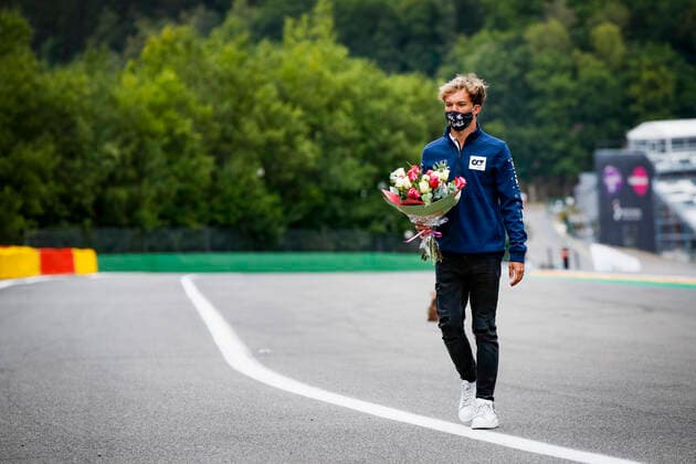 Motorsports: FIA Formula One World Championship, WM, Weltmeisterschaft 2020, Grand Prix of Belgium, 10 Pierre Gasly (FRA, Scuderia AlphaTauri Honda) with flowers in memory of Anthoine Hubert (FRA), who died during an F2 accident in 2019 Spa-Francorchamps Belgium