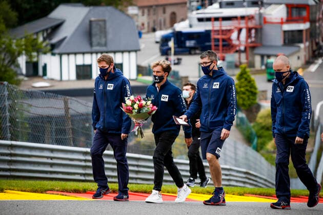 Motorsports: FIA Formula One World Championship, WM, Weltmeisterschaft 2020, Grand Prix of Belgium, 10 Pierre Gasly (FRA, Scuderia AlphaTauri Honda) with flowers in memory of Anthoine Hubert (FRA), who died during an F2 accident in 2019 Spa-Francorchamps Belgium