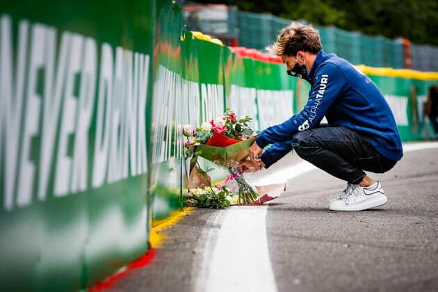 Bilder des Jahres 2020, Sport 08 August Sport Themen der Woche KW35 Sport Bilder des Tages Motorsports: FIA Formula One World Championship, WM, Weltmeisterschaft 2020, Grand Prix of Belgium, 10 Pierre Gasly (FRA, Scuderia AlphaTauri Honda) with flowers in memory of Anthoine Hubert (FRA), who died during an F2 accident in 2019 Spa-Francorchamps Belgium *** Motorsports FIA Formula One World Championship 2020, Grand Prix of Belgium, 10 Pierre Gasly FRA, Scuderia AlphaTauri Honda with flowers in memory of Anthoine Hubert FRA , who died during an F2 accident in 2019 Spa Francorchamps Belgium