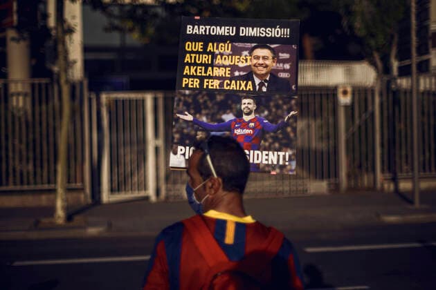 Bilder des Jahres 2020, Sport 08 August Sport Themen der Woche KW35 Sport Bilder des Tages August 27, 2020, Barcelona, Catalonia, Spain: A FC Barcelona, Barca fan holds a placard demanding the resignation of the club s president Bartomeu and the new presidency for Pique in front of the Camp Nou Stadium during a protest against the clubs presidency over Messi s will to leave the club after 20 years Barcelona Spain - ZUMAo105 0103512387st Copyright: xMatthiasxOesterlex