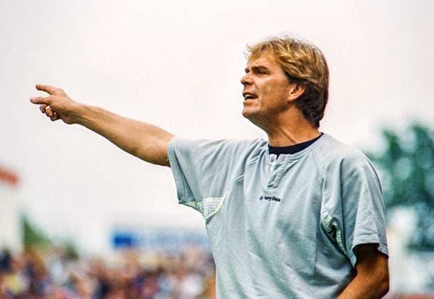Aus 2. BL Saison 1990 91 TSV Havelse (Weiß) - 1. FSV Mainz 05 1:2 am 30.09.1990. Im Foto: TSV Trainer Volker Finke