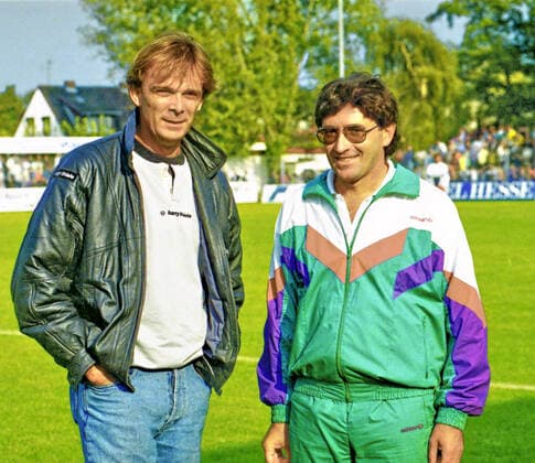 Aus 2. BL Saison 1990 91 TSV Havelse (Weiß) - 1. FSV Mainz 05 1:2 am 30.09.1990. Im Foto: Im Gespräch: TSV Trainer Volker Finke und Mainz 05 Trainer Robert Jung
