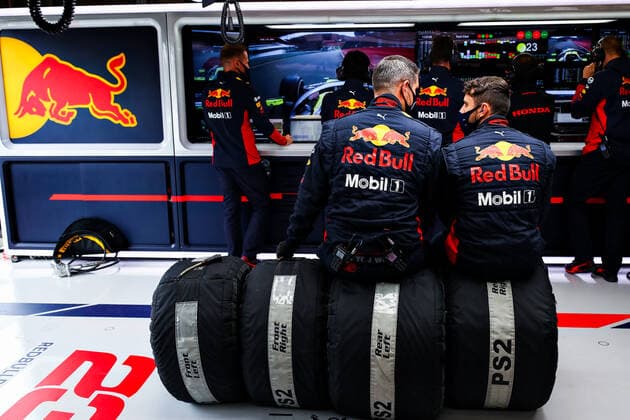 Motorsports: FIA Formula One World Championship, WM, Weltmeisterschaft 2020, Grand Prix of Belgium Motorsports: FIA Formula One World Championship 2020, Grand Prix of Belgium, Mechanic of Aston Martin Red Bull Racing