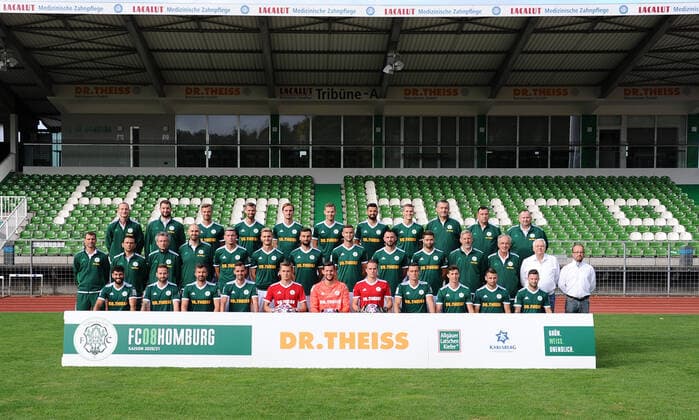 im vorne vlnr: Serkan Goecer, Luca Plattenhardt,Christian Telch,Marco Hingerl,Niklas Knichel,David Salfeld,Mark-Patrick Redl,Tim Stegerer,Jannik Sommer,Loris Weiss,Patrick Lienhard, mitte vlnr:Matthias Mink, Cheftrainer,Joti Stamatopoulos, Co-Trainer,Oliver Mueller, Torwarttrainer,Steven Berni, Athletiktrainer,Johannes Kraus,Jannis Reuss,Damjan Marceta,Ivan Sachanenko, Stefano Maier,Philipp Hoffmann,Klaus Ambrosch, Physio,Peter Junkes, Mannschaftsarzt,Herbert Eder, Pr°sident,Rafael Kowollik, Geschafsf¸hrer, hinten vlnr:Christopher Schurig, Physio,Aykut Bozdemir, Athletiktrainer,Maurice Springfeld,Patrick Dulleck,Philipp Schuck,Michael Carl,Daniel di Gregorio,Niklas Doll,Predrag Lamesic, Greenkeeper, Dirk Brass,Altay Tsitak, Betreuer, Mannschaftspraesentation beim FC 08 Homburg, Fussball,Regionalliga Suedwest, 29.08.20, im Waldstadion Homburg, GER, Fussball, Regionalliga Suedwest, Mannschaftspraesentation und Kader Portraets der Mannschaft des FC 08 Homburg, 29.08.20, Homburg Saar Copyright: xPeterxFranzx Eibner-Pressefotox EP_pfz